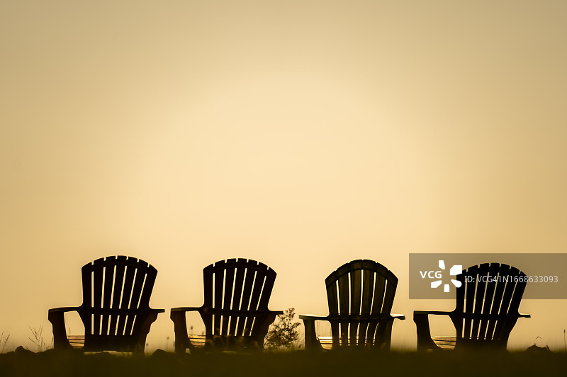 日落时分沙滩上的椅子图片素材