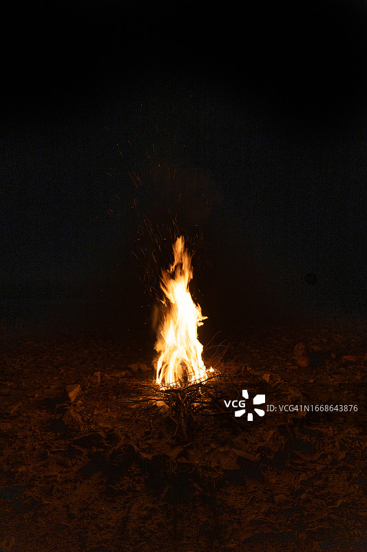 篝火坑中火焰图片素材