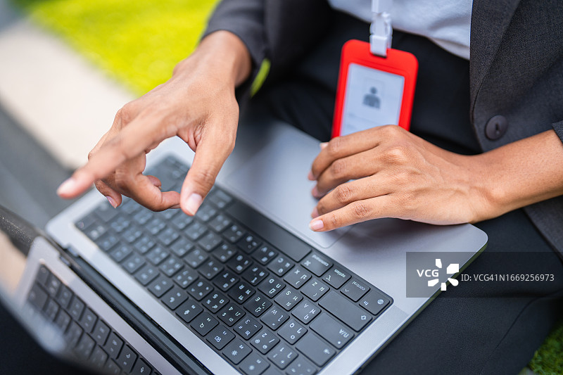 商务人士使用笔记本电脑特写图片素材