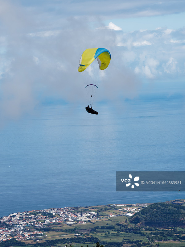 在圣米格尔岛火山口附近玩滑翔伞图片素材