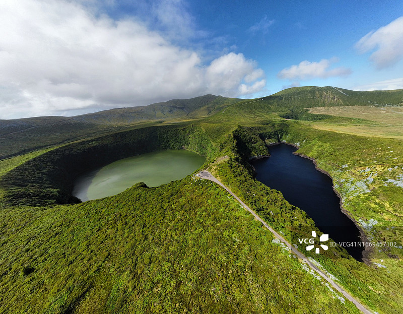 弗洛勒斯岛的黑色和绿色泻湖图片素材