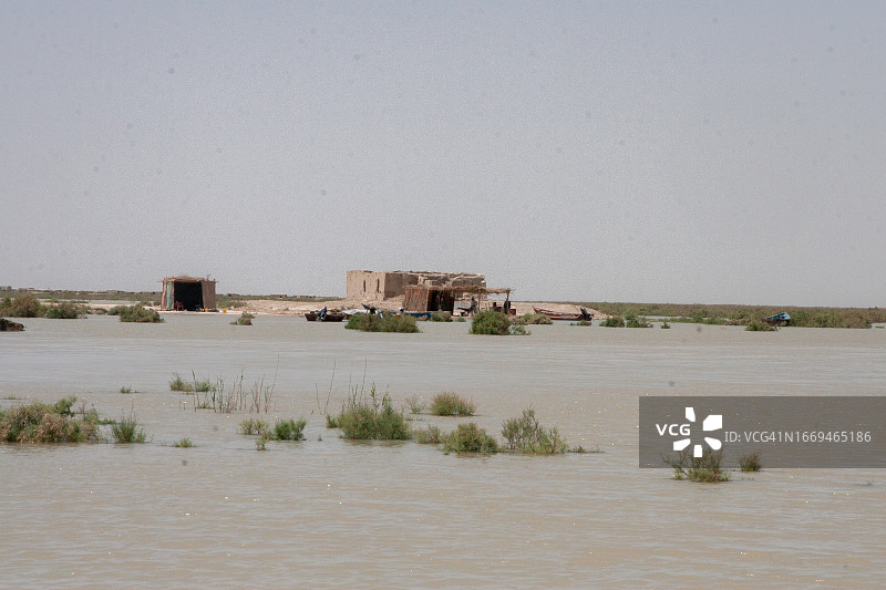 被洪水包围的当地房屋图片素材