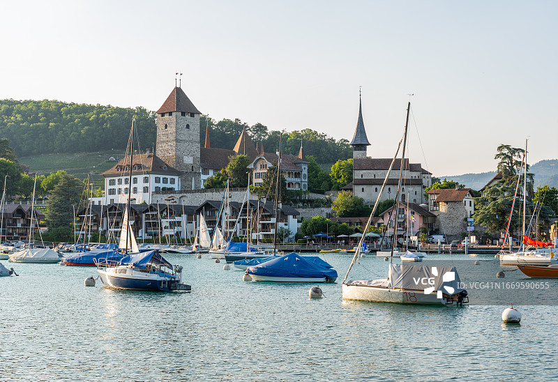 瑞士伯恩州施皮茨镇图恩湖附近的施皮茨城堡和教堂图片素材