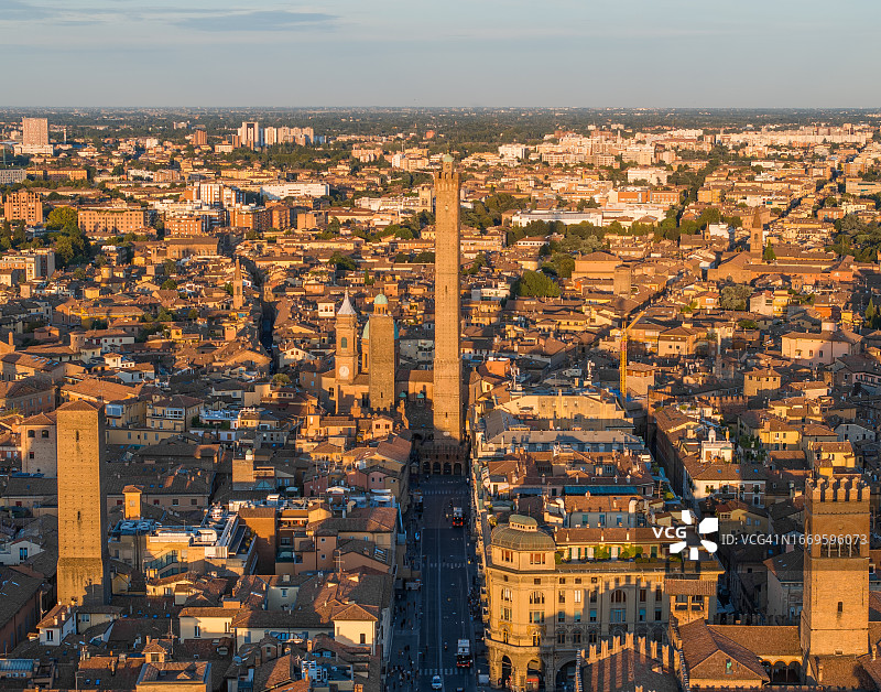意大利博洛尼亚城市日落天际线图片素材