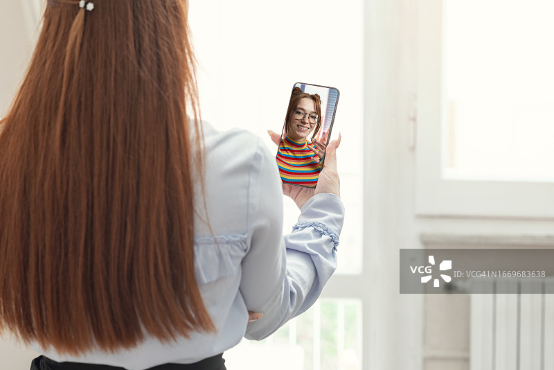 年轻女子与朋友进行视频通话图片素材