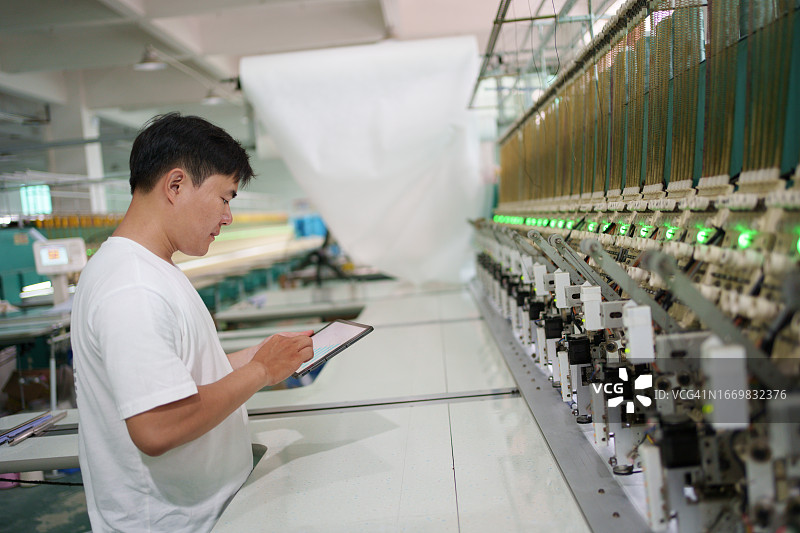工人们正在检查织布机图片素材