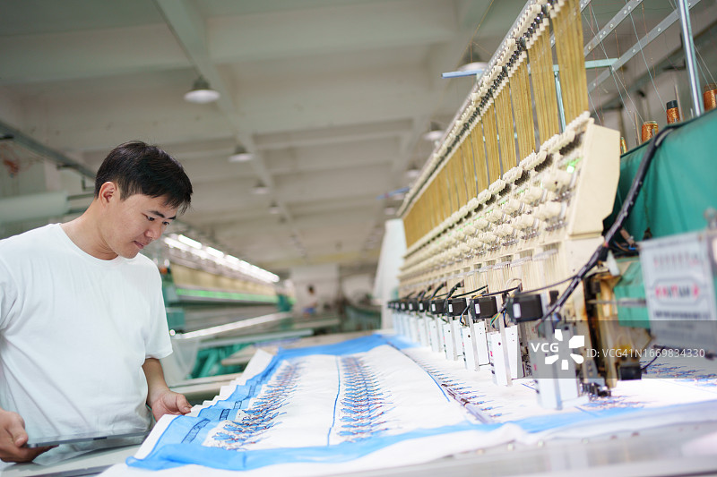 正在查看织布机的男人图片素材