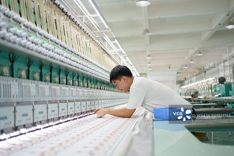 正在查看织布机的男人图片素材