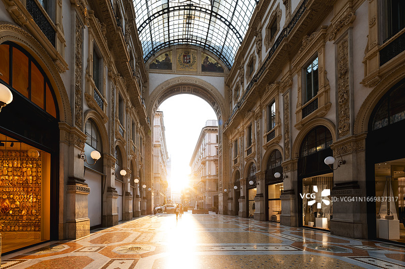 意大利米兰埃马努埃莱二世长廊日落景色图片素材