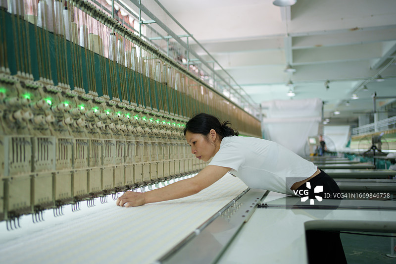 工人检查织布机图片素材