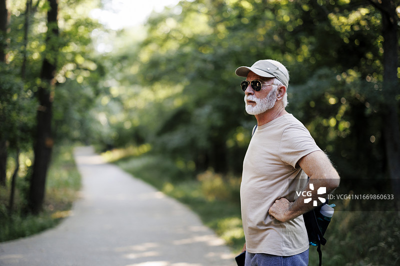 户外年长男人肖像图片素材