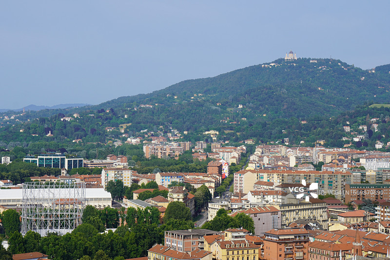 意大利都灵的旧测气表和苏佩尔加圣殿屋顶图片素材