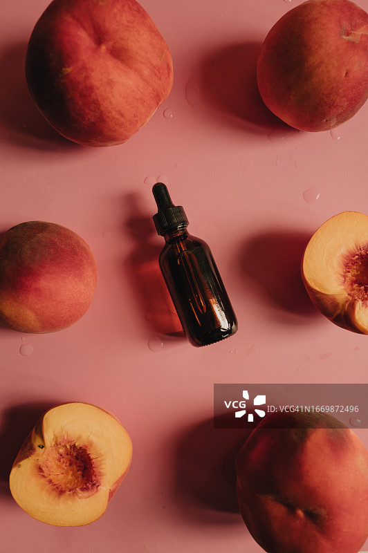 含新鲜桃子的瓶装桃子油。自护化妆品概念图片素材