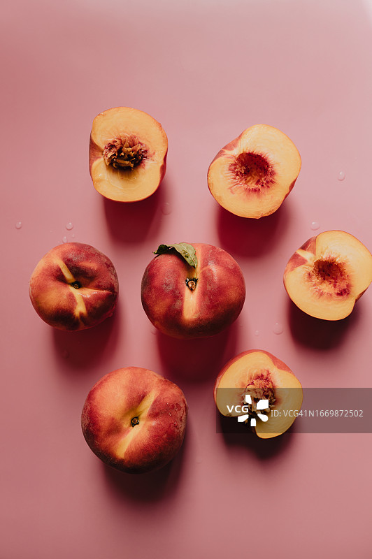 完整和切开的桃子，粉色背景图片素材