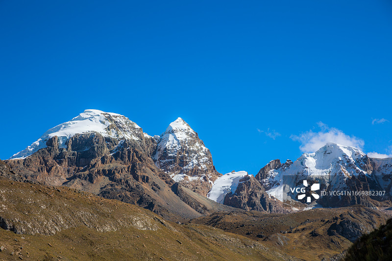 瓦克沙什山，属于瓦伊瓦什山脉，靠近秘鲁卡哈坦博乌拉马萨社区的维孔加泻湖图片素材