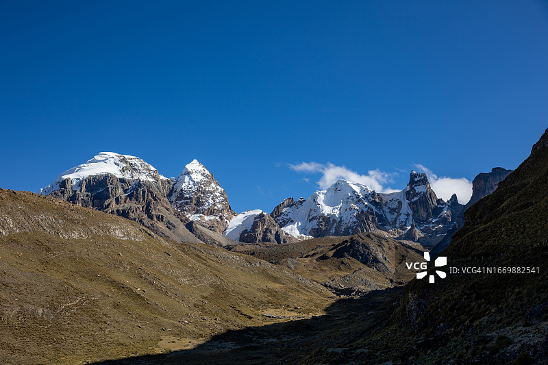 瓦克沙什山，属于瓦伊瓦什山脉，靠近秘鲁卡哈坦博乌拉马萨社区的维孔加泻湖图片素材