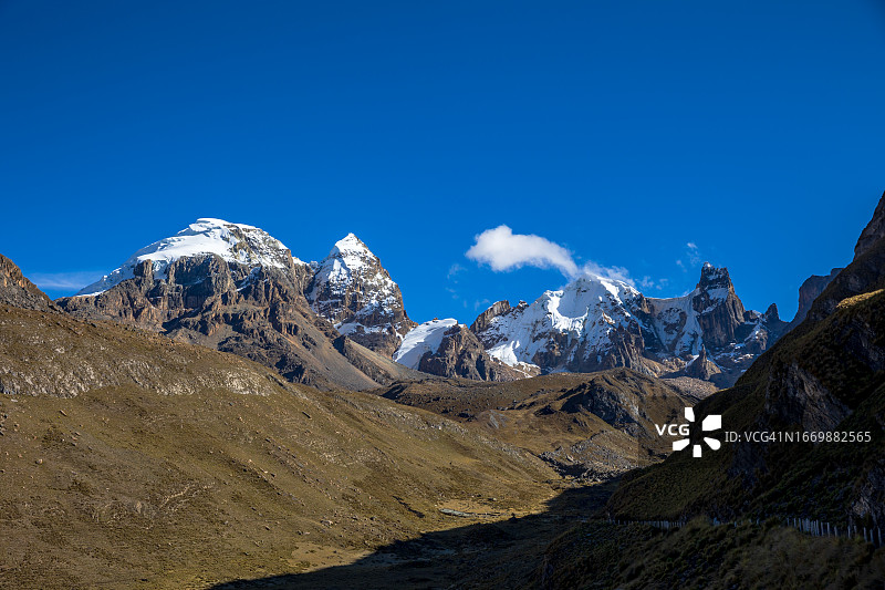 瓦克沙什山，属于瓦伊瓦什山脉，靠近秘鲁卡哈坦博乌拉马萨社区的维孔加泻湖图片素材