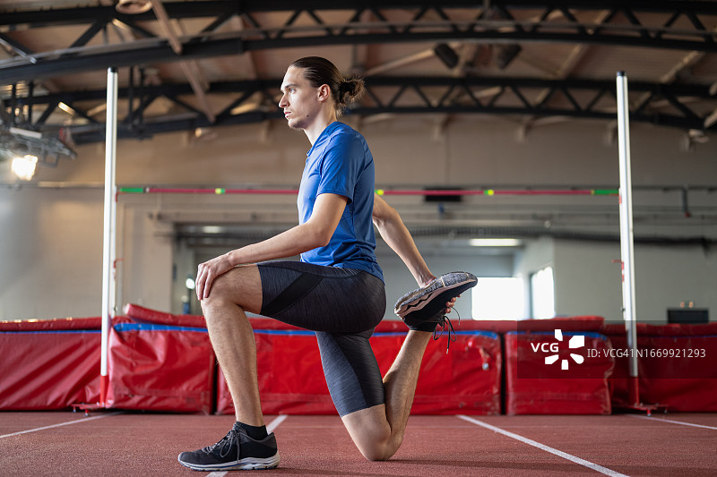 男子在健身房伸展腿部肌肉图片素材