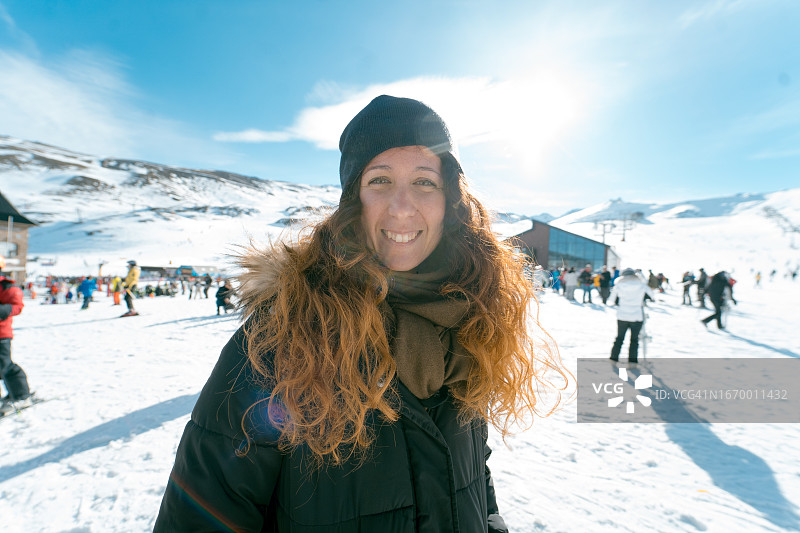 滑雪场里微笑的年轻女子肖像图片素材