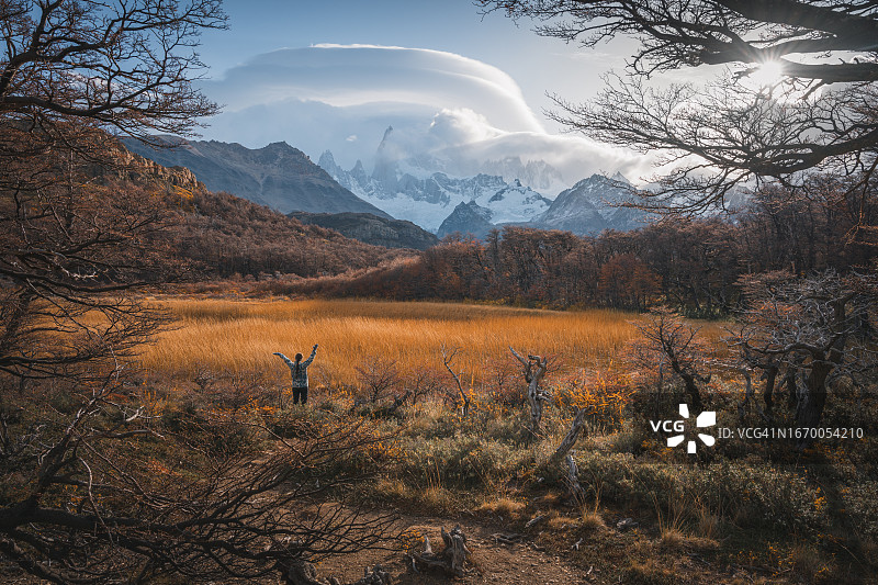 徒步者在雪山下的田野中休息图片素材