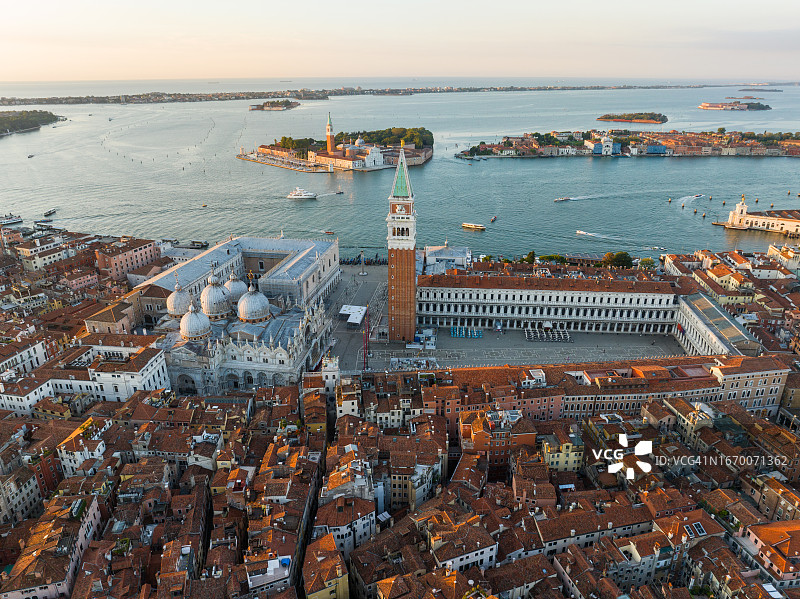 威尼斯圣马可广场、总督宫和圣马可钟楼的日出鸟瞰图片素材