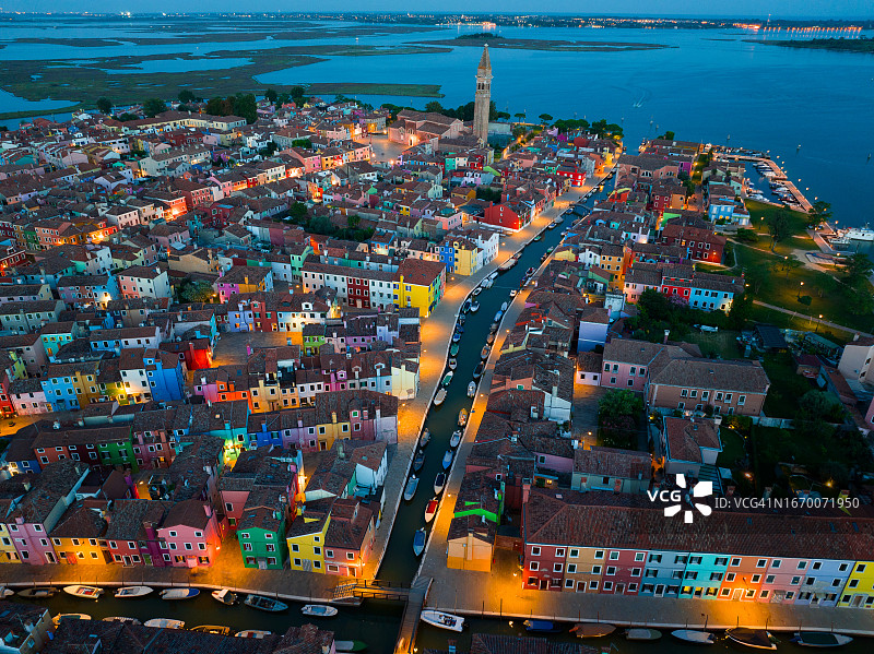 威尼斯布拉诺岛：色彩鲜艳的房屋外墙，威尼斯泻湖的热门旅游目的地图片素材