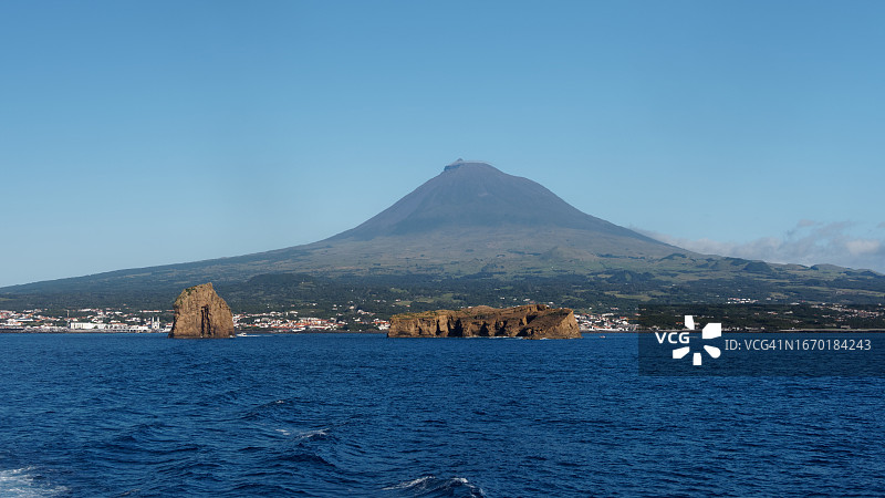 从海上看到的皮库山和马达莱纳镇图片素材