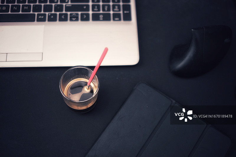 办公桌上的咖啡、电脑和iPad，智能办公图片素材