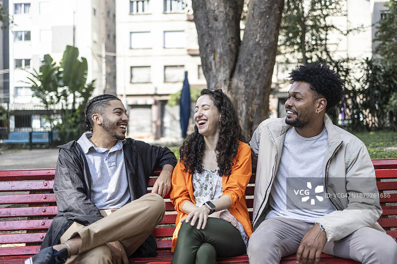 一群朋友在公园长椅上聊天图片素材