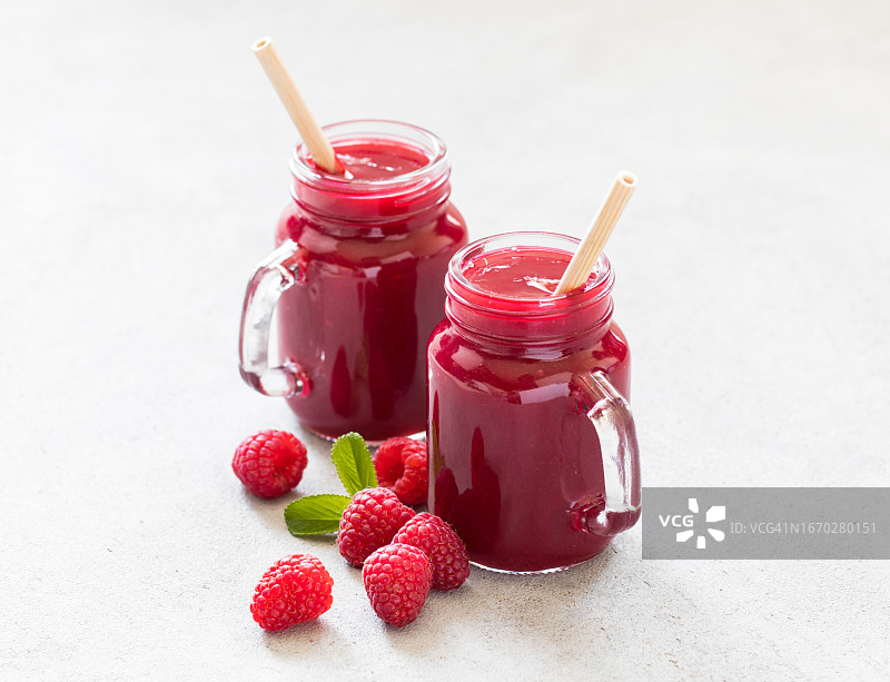 素食饮品：竹吸管覆盆子冰沙图片素材