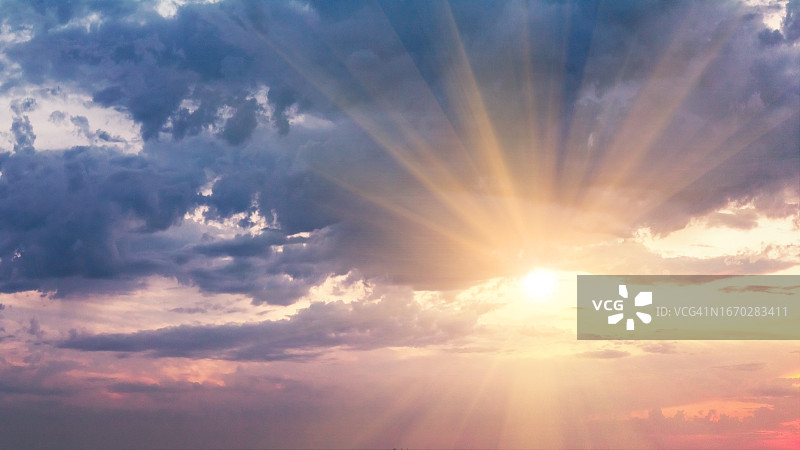 多云天空美丽的夏日日落图片素材