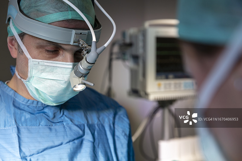 男医生进行显微外科手术图片素材