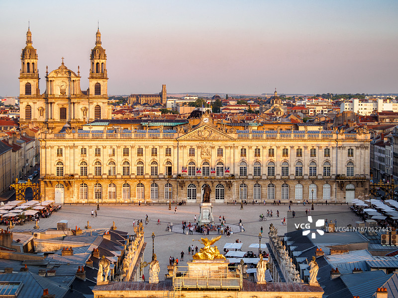 法国南锡斯坦尼斯拉斯广场航拍：前景为埃雷拱门，中间为市政厅和斯坦尼斯拉斯雕像图片素材