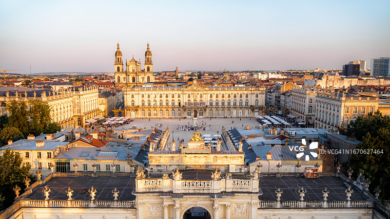 南锡斯坦尼斯拉斯广场航拍，前景为埃雷拱门图片素材