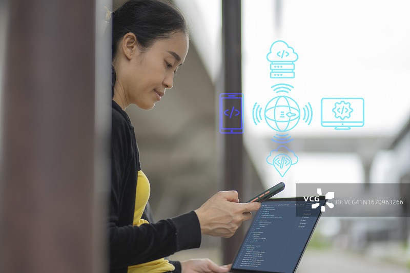 女程序员在工作场所以外编写程序代码图片素材
