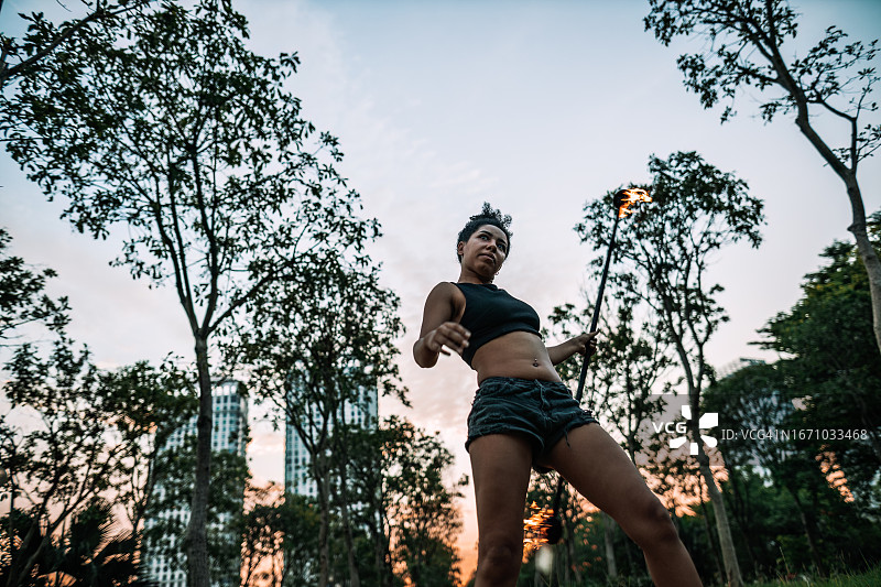 城市公园里的舞火者图片素材