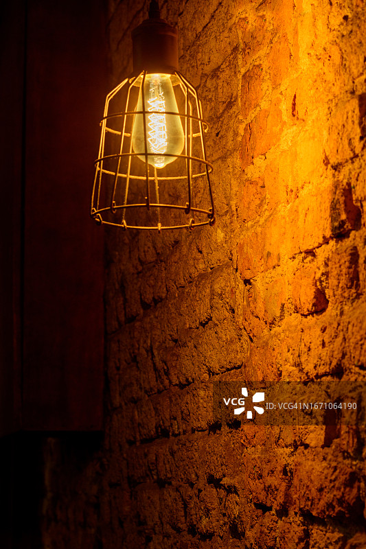 光线昏暗的砖墙图片素材