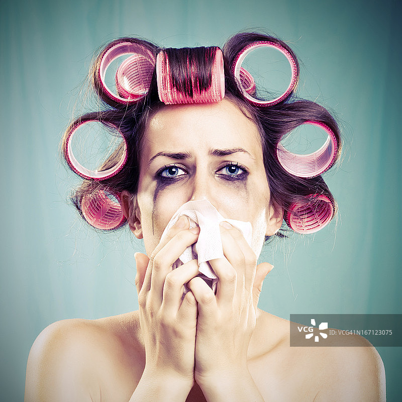 卷着粉色发卷哭泣的女人图片素材