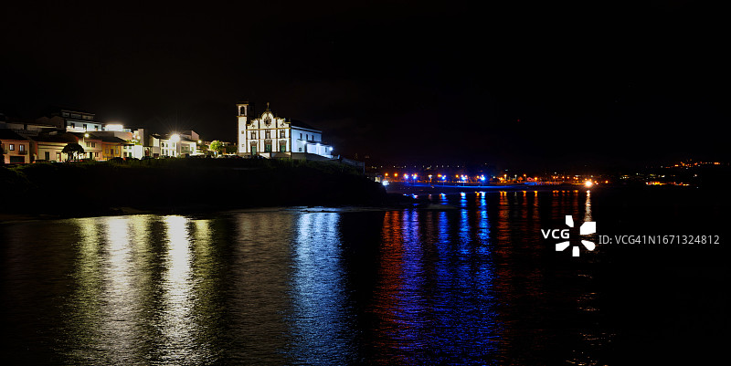 从海湾对面看到的圣罗克海滩和教堂图片素材