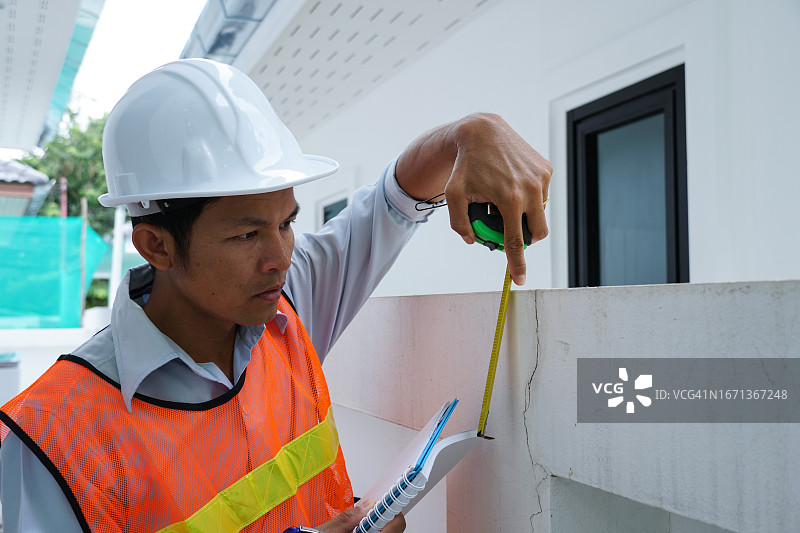 工程师检查房屋损坏以索赔图片素材