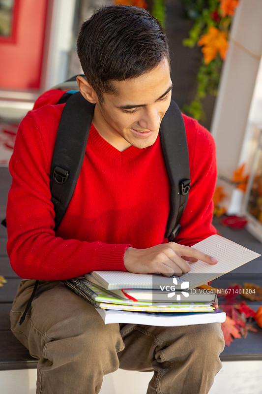 快乐的大学生与书籍图片素材