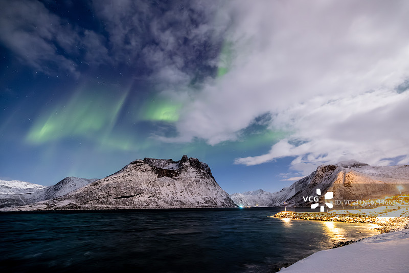 挪威海岸上空令人难以置信的北极光活动图片素材