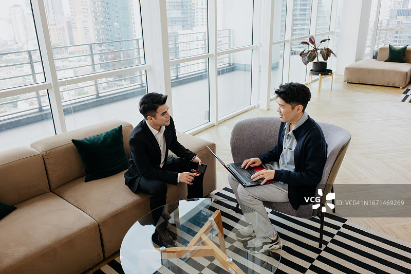 商务人士在办公室开会图片素材