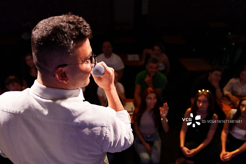 会议中观看台上演讲者的观众图片素材