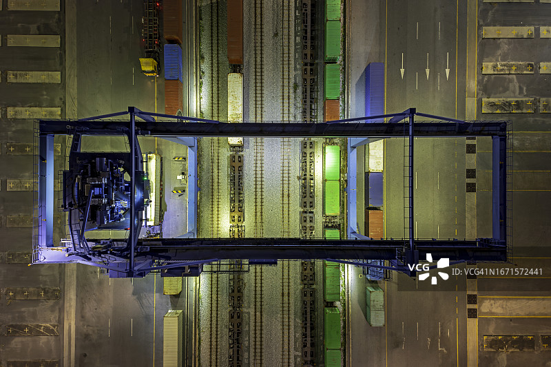 起重机夜间装载集装箱货运列车航拍图片素材