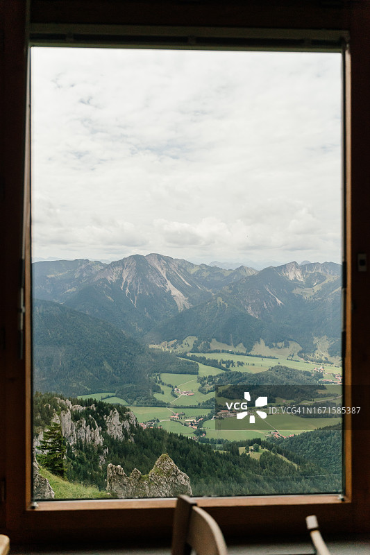 在温德尔施泰因山，摄影师在窗外拍摄山地风光图片素材