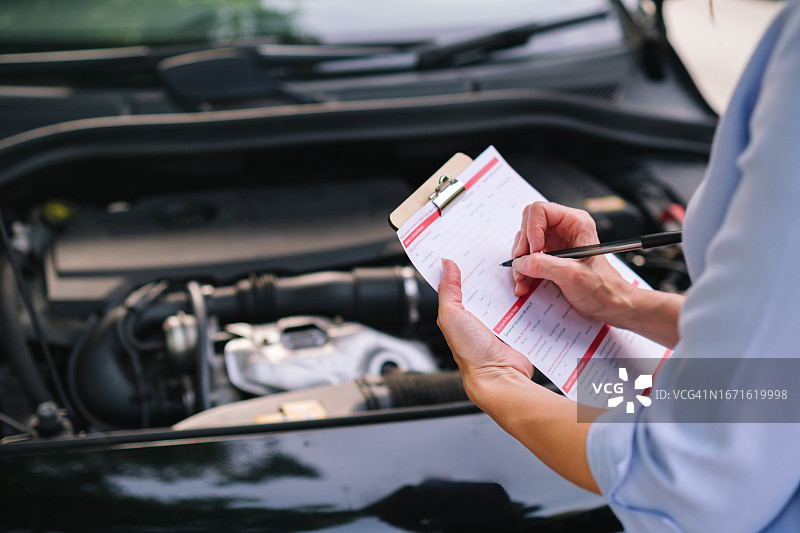 保险代理人评估汽车索赔图片素材