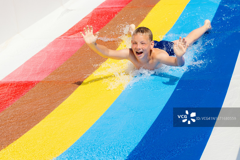 儿童在水上乐园滑滑梯图片素材