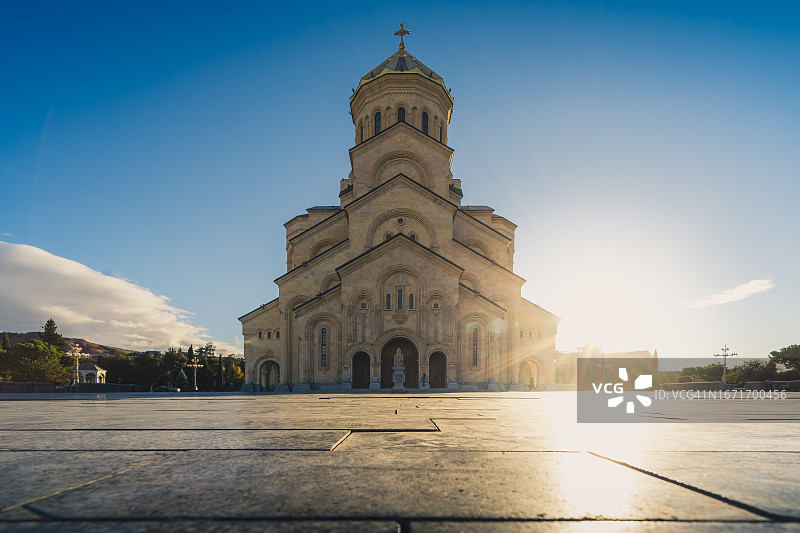 第比利斯圣三一主教座堂的低角度视图，格鲁吉亚图片素材