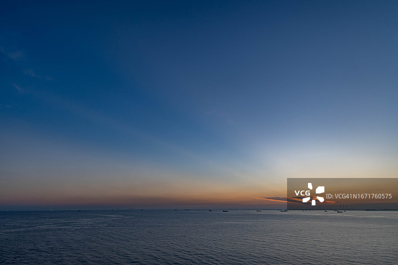 日本千叶县海面上的晨曦图片素材